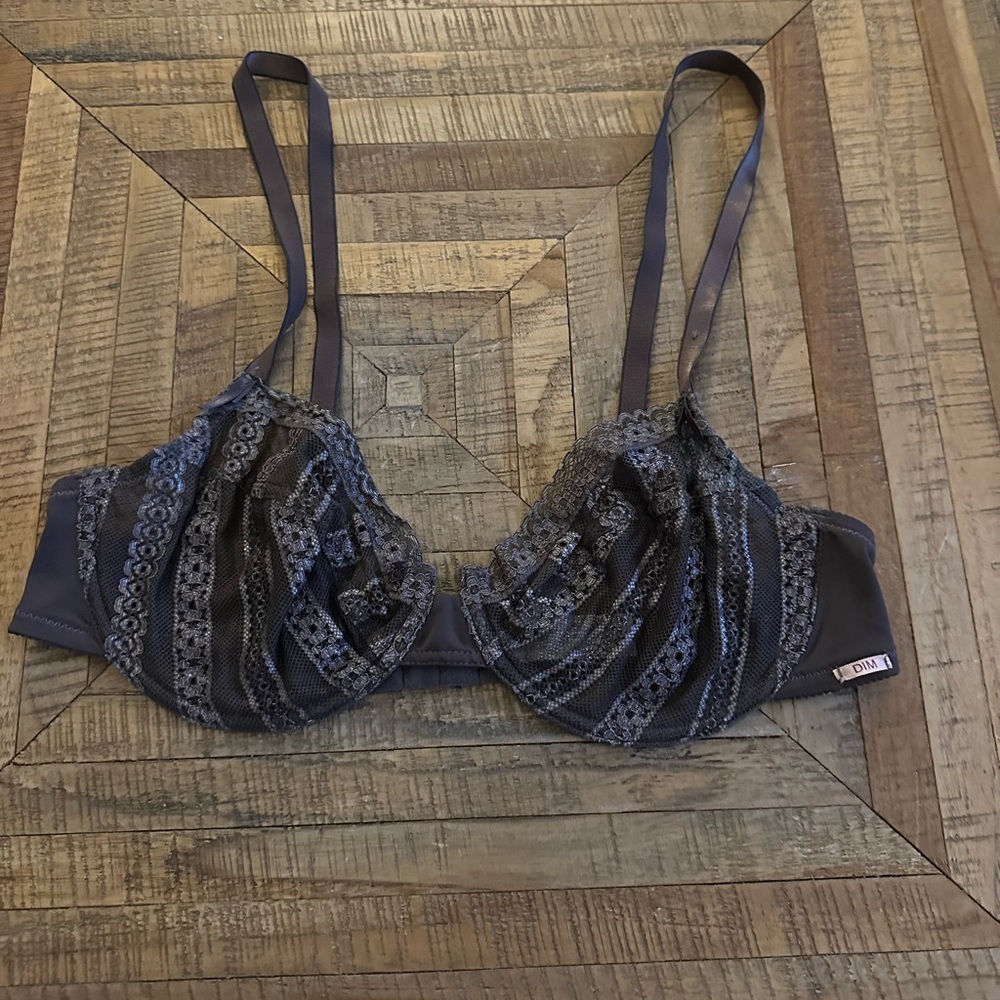 DIM brand underwire bra with lace detailing